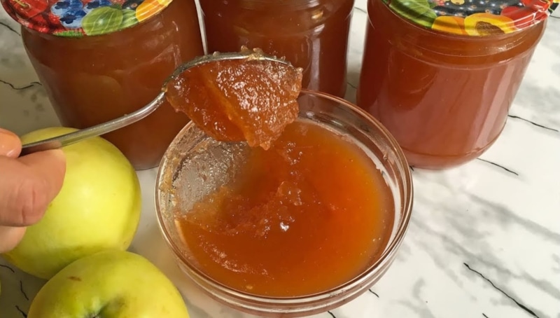 Яблочное повидло уваривают с кожицей, сахаром и лимонной кислотой