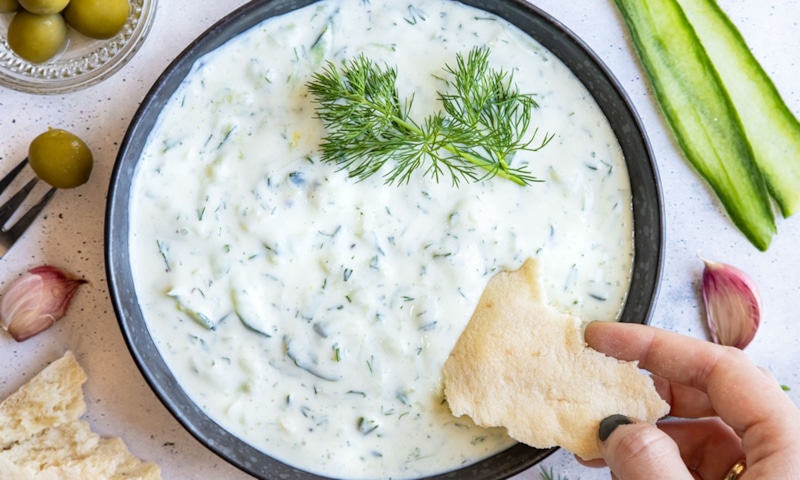Цацики готовят из греческого йогурта, огурца, чеснока и укропа
