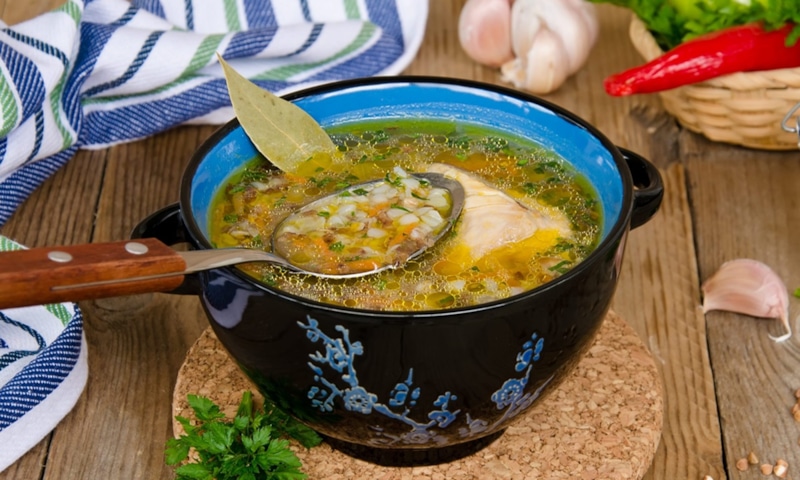 Гречневый суп варят на курином бульоне с картофелем, овощами и зеленью