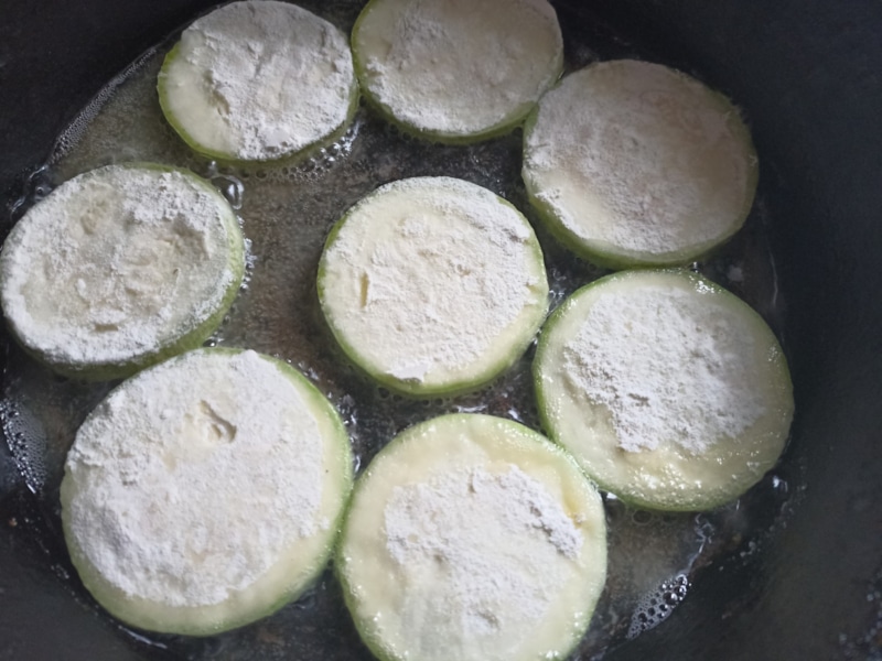 Кабачки перед жаркой панируют в муке и выкладывают в горячее масло
