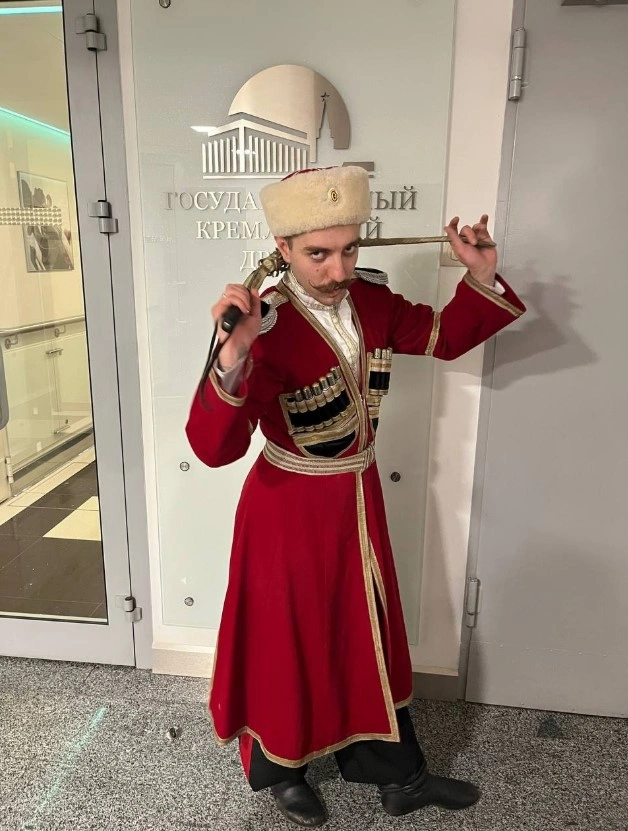 Артем Граматикопуло — солист Ансамбля песни и пляски «Красная Звезда» Артем Граматикопуло — солист Ансамбля песни и пляски «Красная Звезда»