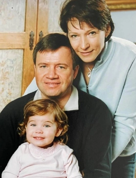 Мария Юмашева с родителями в детстве