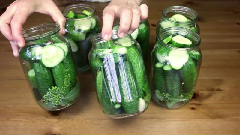 Крапива в засолке помогает огурцам сохранить цвет, вкус и хруст