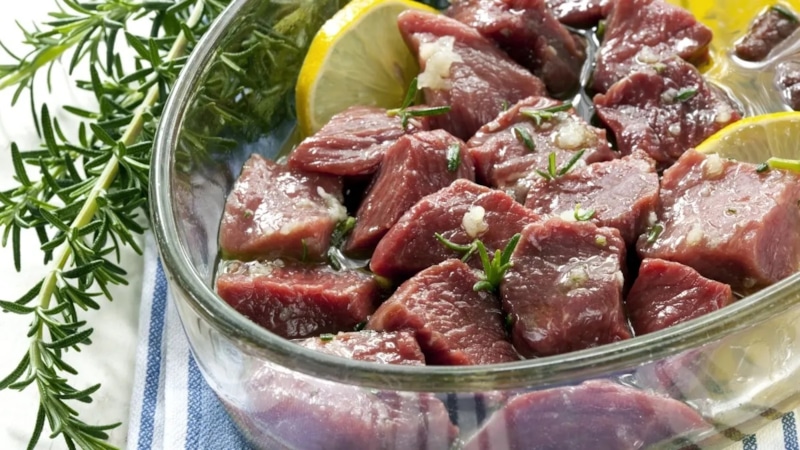 Кислые маринады для мяса работают только при правильном времени выдержки
