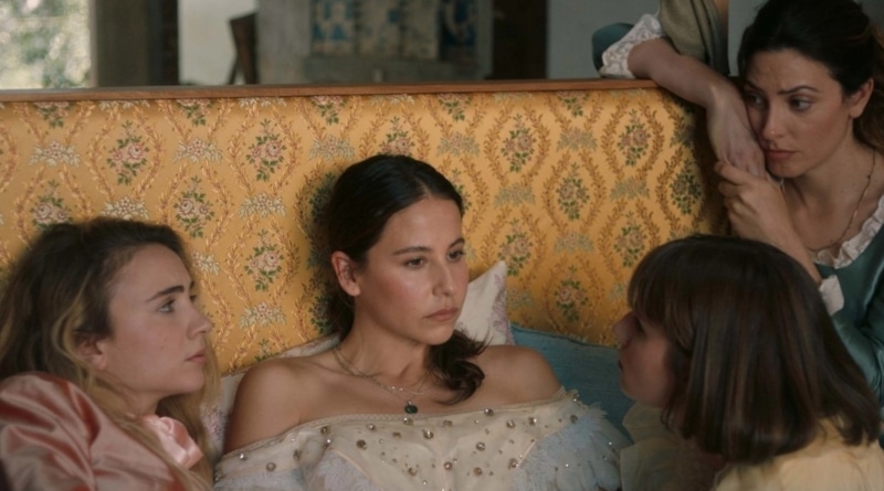 Ициар Манеро в сериале «Девочки в порядке» (крайняя слева)
