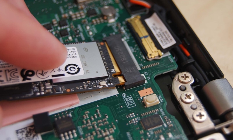 SSD перед отказом может выдавать ошибки записи, зависания и падение ресурса