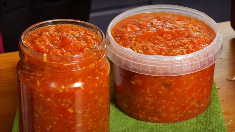 Сырую аджику готовят из острого перца, чеснока, орехов и зелени