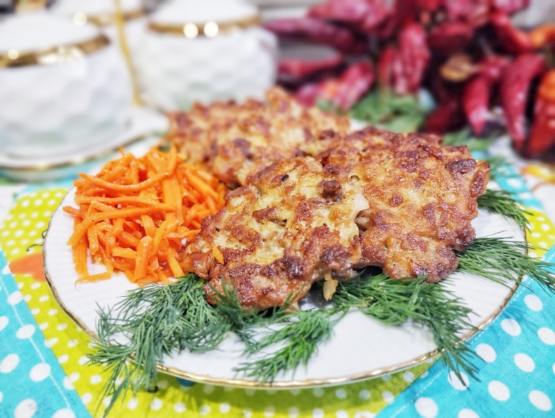 Кефир помогает сделать мясные оладьи из фарша мягкими и пышными