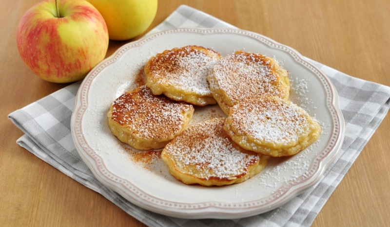 Яблочные оладьи готовят с манкой, корицей и короткой выдержкой теста