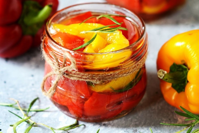 Сладкий перец маринуют в меде и уксусе для мягкого кисло-сладкого вкуса