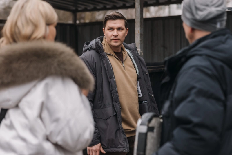 Кадр из сериала «Цветок на ветру» 