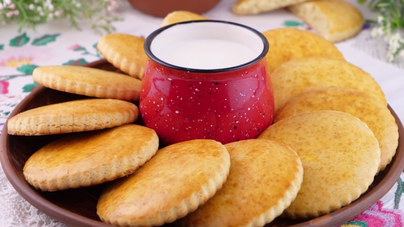Домашнее печенье к чаю готовят из молока, масла, яйца и муки