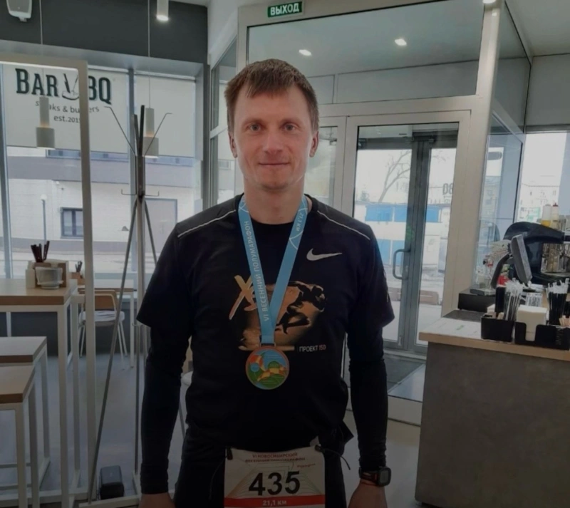 Двукратный чемпион России по пилонному спорту Евгений Архипов