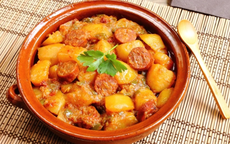 Картофель по-риохски готовят с чоризо, паприкой и густым соусом