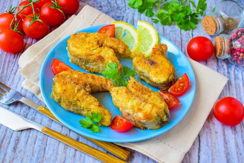 Минтай тушат со сметаной и луком, чтобы рыба осталась мягкой