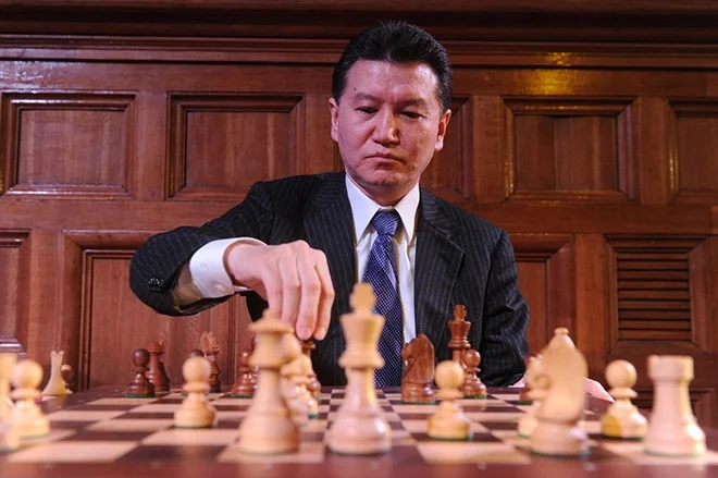Кирсан Илюмжинов играет в шахматы