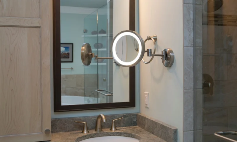 Второе зеркало в ванной добавляет света, глубины и удобства по утрам