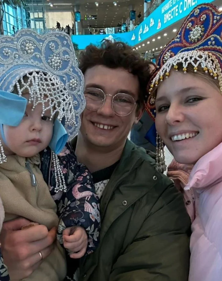 Александрина Питиримова с мужем Никитой Кологривым и дочерью Есенией