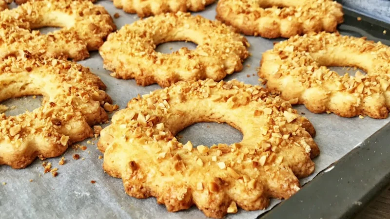 Песочные кольца с арахисом готовят из мягкого масла, муки и сахарной пудры