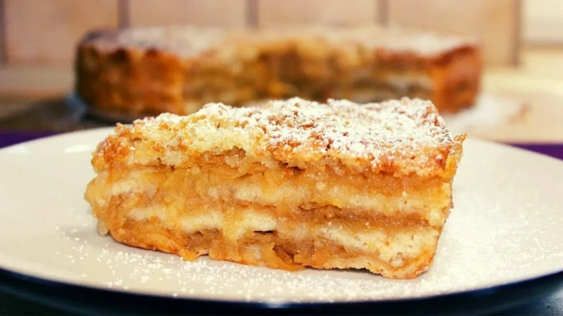 Яблочник готовят из тонких коржей, густой яблочной начинки и лимонной глазури