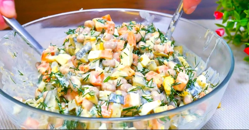 Картофель в крабовом салате заменяет рис и делает текстуру мягче