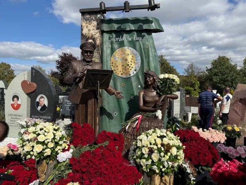 Филипп Киркоров открыл памятник родителям на Троекуровском кладбище
