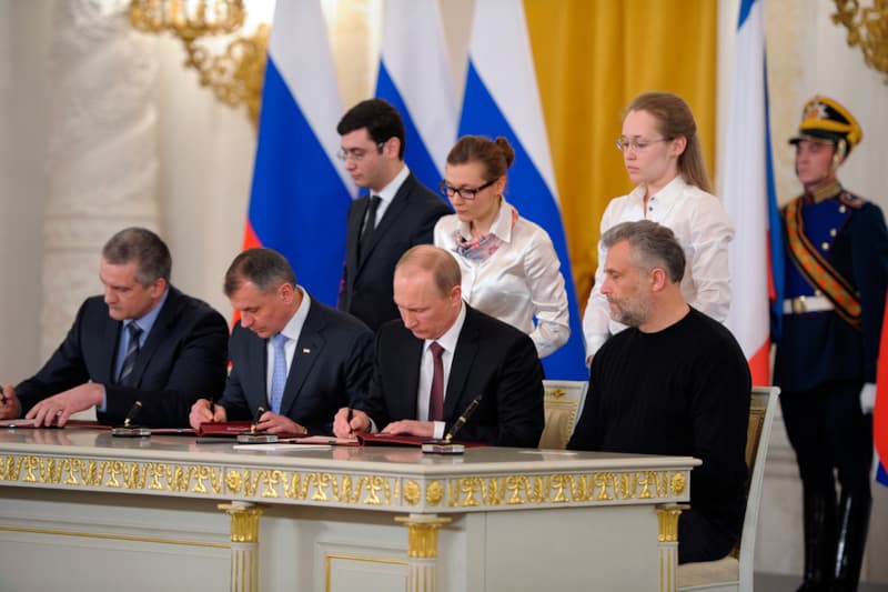 Аксенов подписал Договор о вхождении Крыма в состав РФ