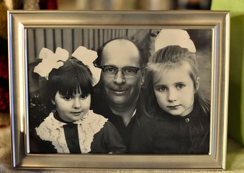 Ника Белоцерковская в детстве с отцом и сестрой