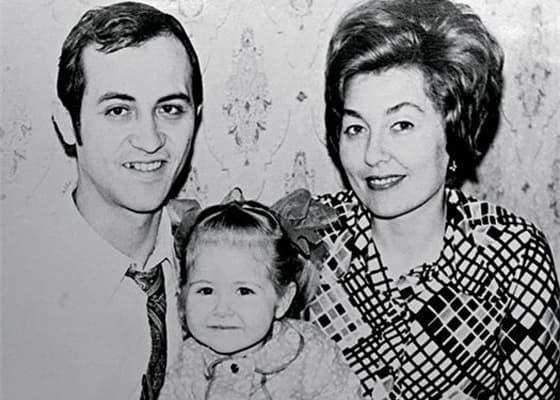 Василиса Володина в детстве с родителями