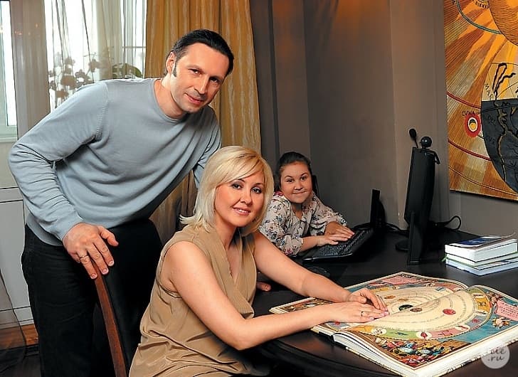 Василиса Володина с мужем и дочерью