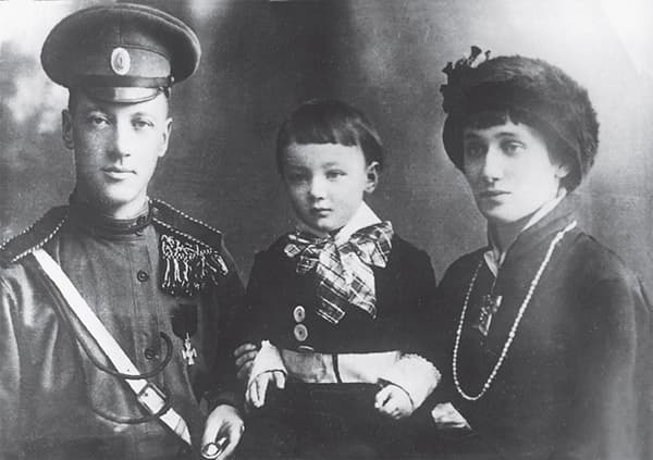 Николай Гумилёв и Анна Ахматова с сыном