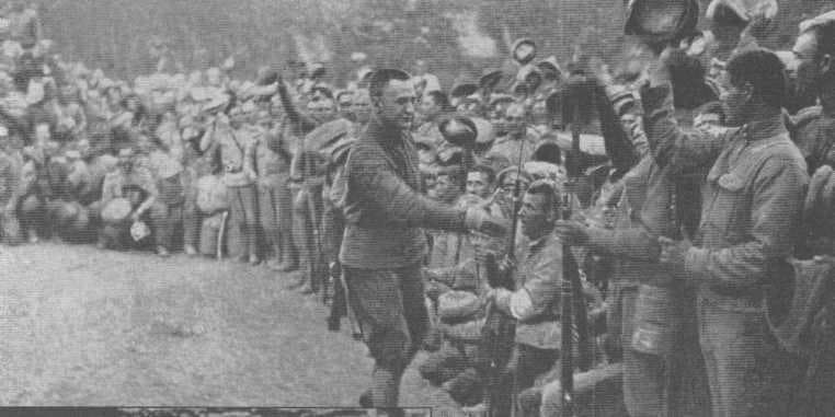 Александр Керенский приветствует части, побывавшие в бою