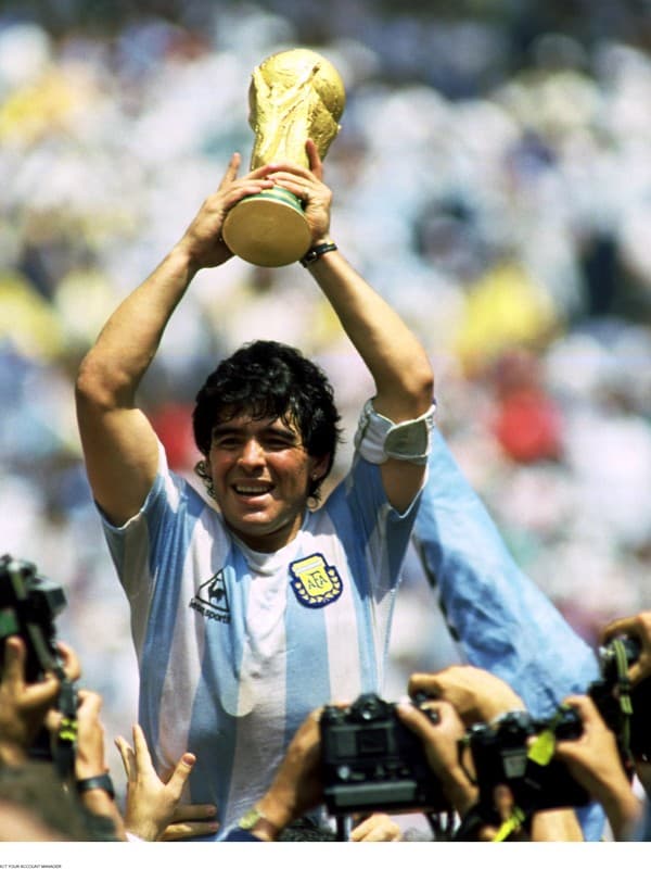 Диего Марадона с Кубком Чемпионата мира