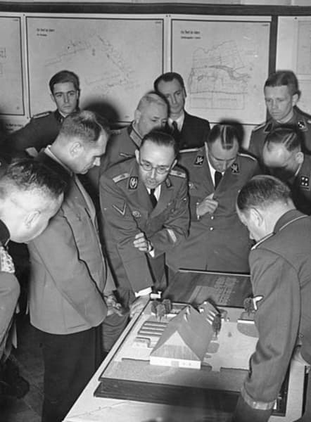 Генрих Гиммлер с офицерами СС