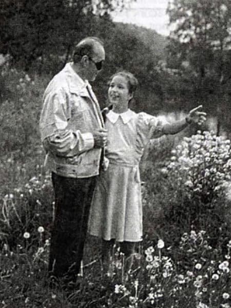 Эдуард Асадов с внучкой