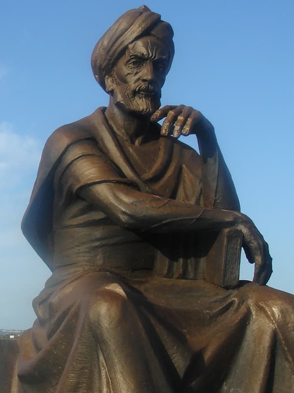 Статуя Ибн Сина