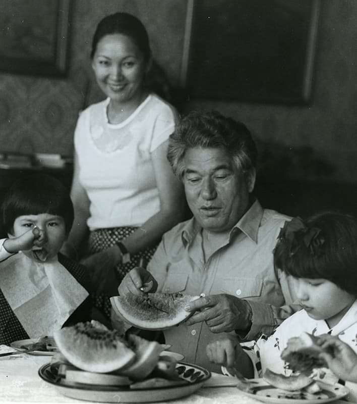 Чингиз Айтматов с семьей