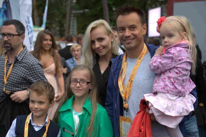 Алексей Серов с бывшей супругой и детьми