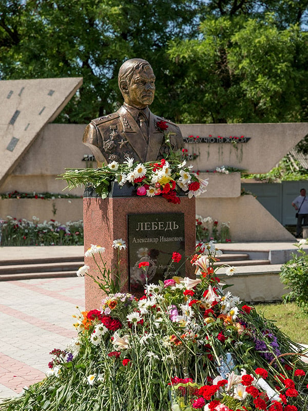 Памятник Александру Лебедю