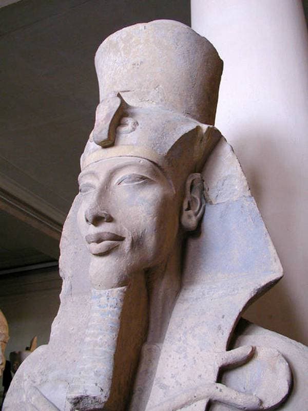 Статуя фараона Эхнатона из храма Атона в Карнаке