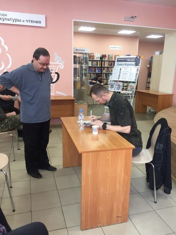 Павел Корнев раздает автографы