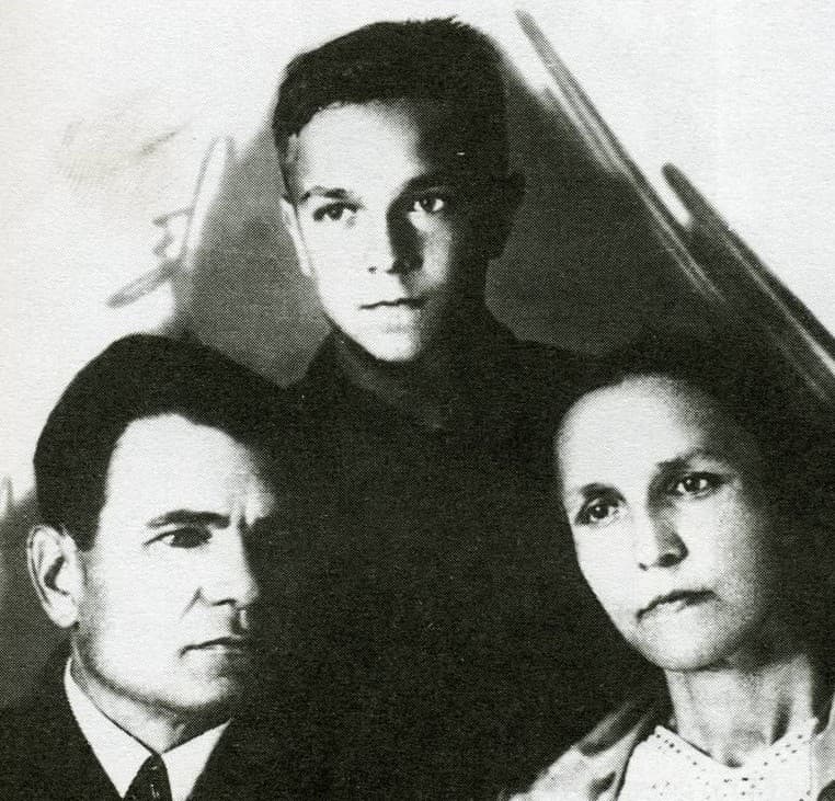 Валентин Пикуль с родителями