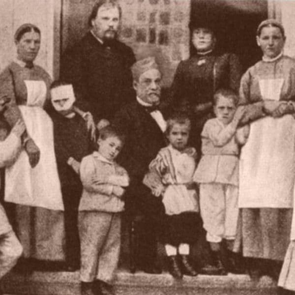 Илья Мечников и Луи Пастер с медсестрами и детьми-пациентами