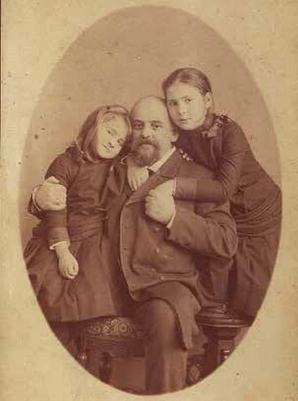 Савва Мамонтов с дочерьми