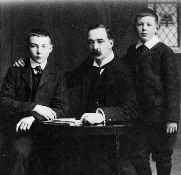 Клайв Льюис с отцом и братом