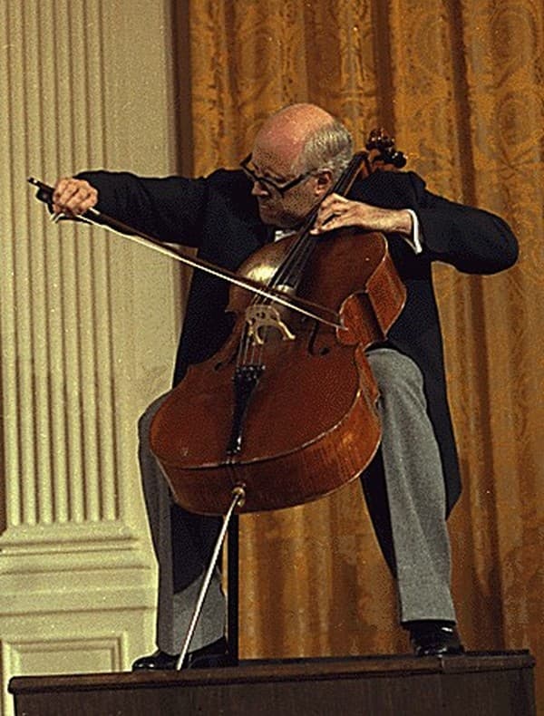 Мстислав Ростропович играет на виолончели
