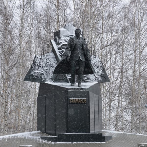 Памятник Фарману Салманову