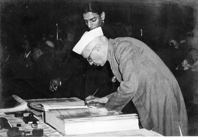 Джавахарлал Неру подписывает Индийскую Конституцию