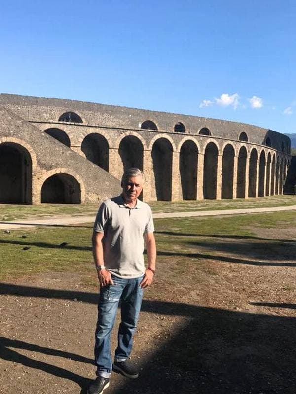Карло Анчелотти на фоне древней арены
