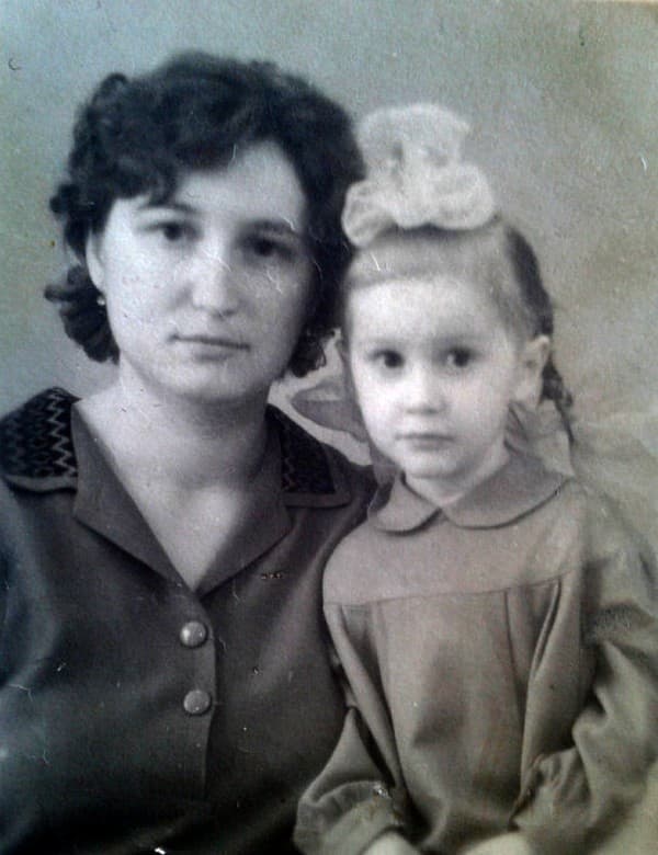 Анна Данилова в детстве с мамой